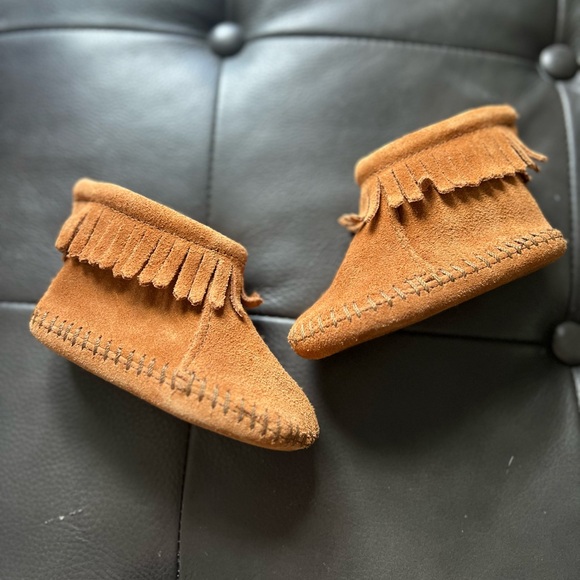 Minnetonka Other - MINNETONKA | size 2 | infant back flap bootie